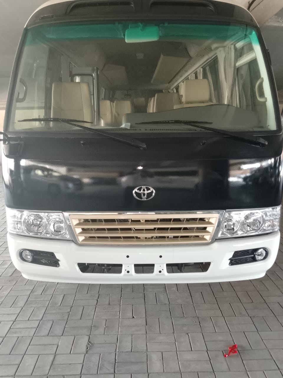 إيجار ميني باص تويوتا كوستر 30 راكباً (موديل حديث)