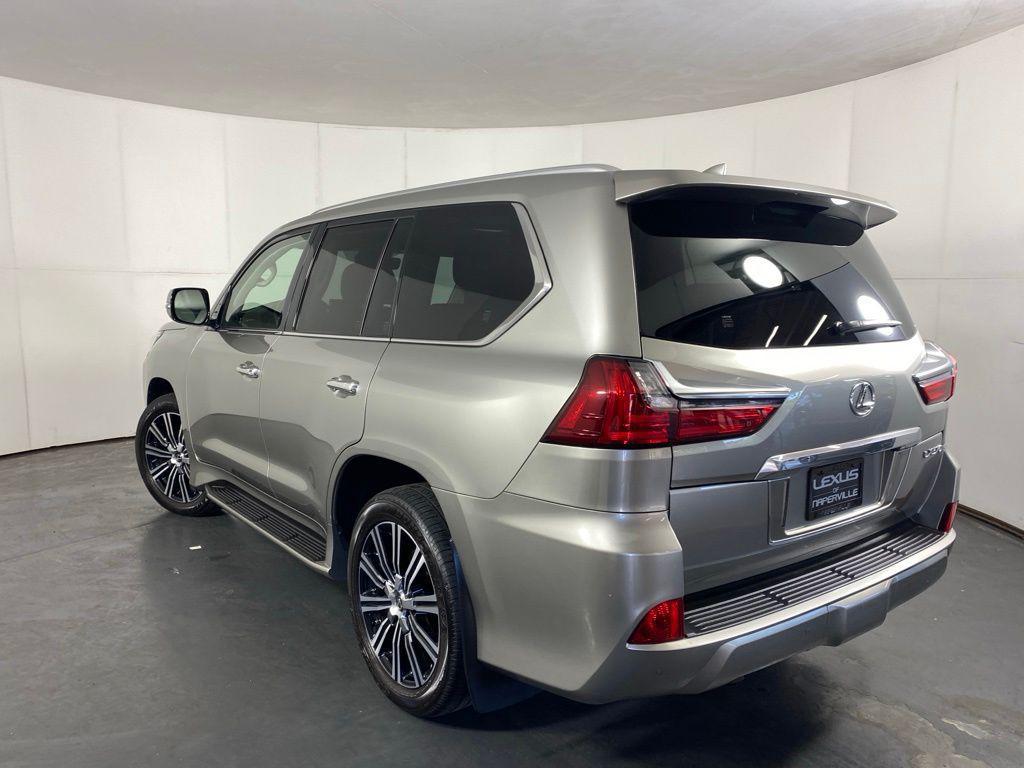 للبيع سيارة لكزس LX 570 موديل 2021 مستعملة، كاملة المواصفات (فل أوبشن).
